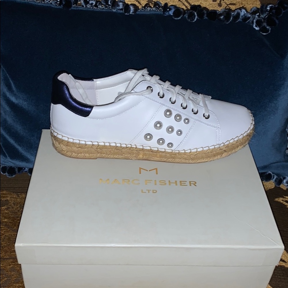 Casual sneakers